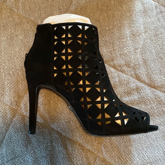 MICHAEL Michael Kors Ivy Bootie. Black. Size 10. - Picture 4 of 16